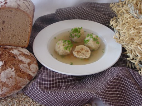 Suppe mit Schwarzbrotknödeln -  (Foto: Eva Maria Lipp - Nicht zur freien Verwendung)