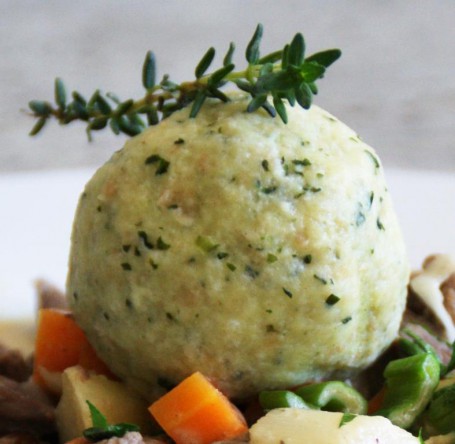 Frisch geröstetes Rindfleisch mit Bärlauchknödeln und Wurzel-Gemüse (Knödel) -  (Foto: Landwirtschaftskammer Oberösterreich/Evelyn Puchner - Nicht zur freien Verwendung)