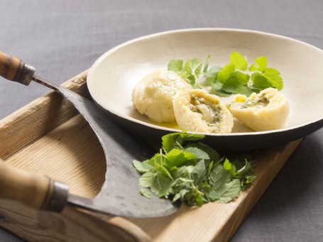 Erdäpfelknödel mit Giersch-Frischkäsefülle -  (Foto: Löwenzahnverlag/Miguel Dieterich - Nicht zur freien Verwendung)