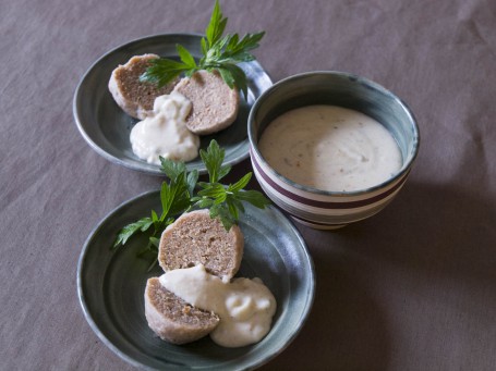 Dinkelknödel mit Gorgonzolasauce -  (Foto: Löwenzahnverlag/Miguel Dieterich - Nicht zur freien Verwendung)