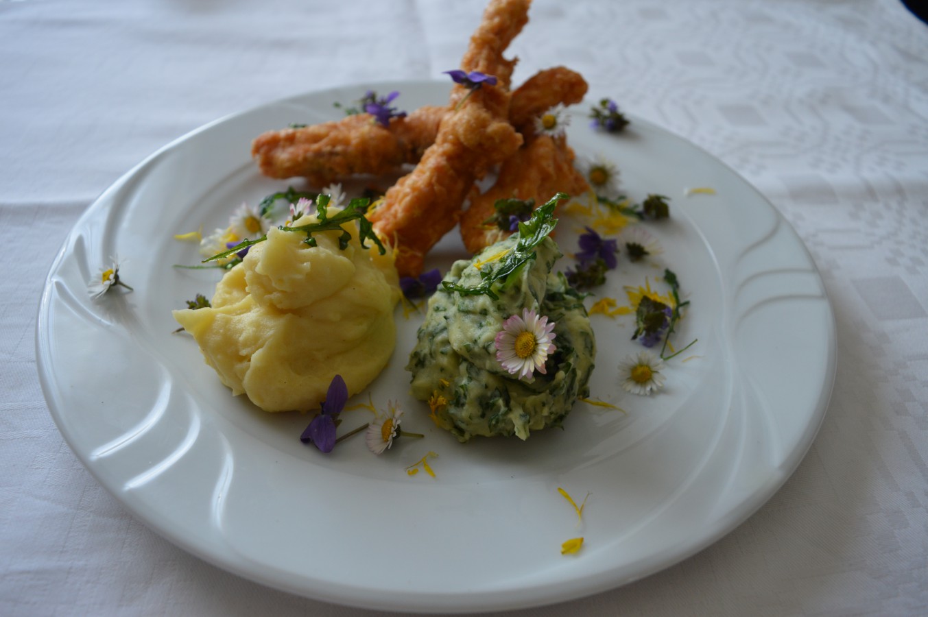Gebackene Lachsforelle mit Kräuterpüree - Regionale Rezepte