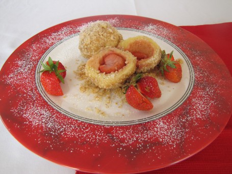 Erdbeerknödel mit Nussbröseln -  (Foto: Eva Maria Lipp - Nicht zur freien Verwendung)