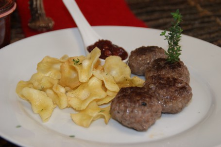 Rehlaibchen mit Pastinaken-Chips und Ribisel Chutney -  (Foto: Evelyn Puchner - Nicht zur freien Verwendung)