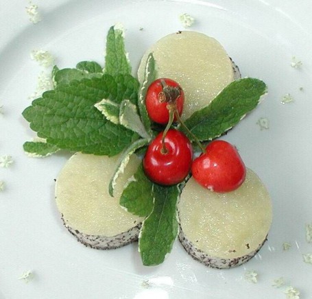 Mohntorte mit Apfelgelee und weißem Schokomousse -  (Foto: LK OÖ/Romana Schneider - Nicht zur freien Verwendung)