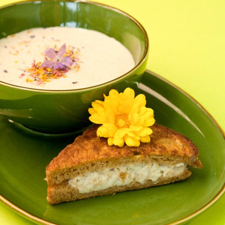 Dinkel-Krenschaumsuppe mit Räucherforellenpofessen -  (Foto: Ulrike Matscheko-Altmüller - Nicht zur freien Verwendung)