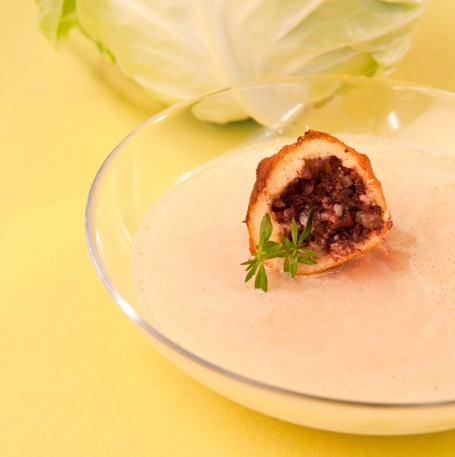 Weißkrautrahmsuppe mit Blunzenknöderl - (Foto: Ulrike Matscheko-Altmüller - Nicht zur freien Verwendung) Weißkrautrahmsuppe mit Blunzenknöderl - (Foto: Ulrike Matscheko-Altmüller - Nicht zur freien Verwendung)