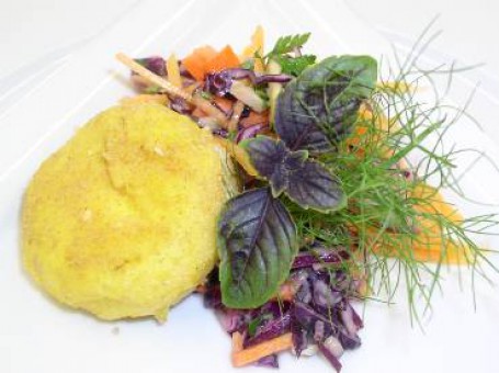 Herbstlicher Salatteller mit Polenta-Schafkäselaibchen -  (Foto: LKOOE/Romana Schneider - Nicht zur freien Verwendung)