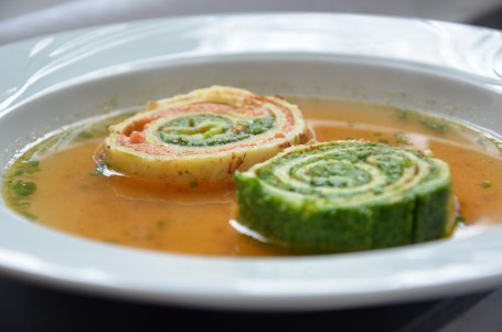 Klare Suppe mit zweifärbiger Gemüse-Palatschinkenroulade -  (Foto: Eva Maria Lipp - Nicht zur freien Verwendung)