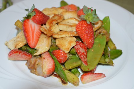 gebratenes Hendlfilet auf Spargel mit Erdbeeren -  (Foto: Eva Maria Lipp - Nicht zur freien Verwendung)