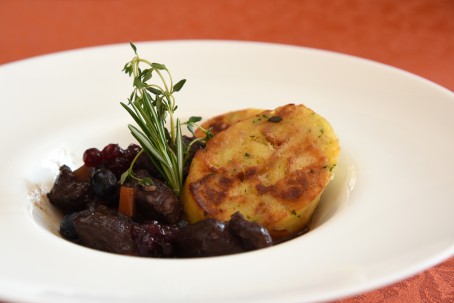 Rehragout mit Heidelbeeren und Milchbrot-Serviettenknöderl -  (Foto: Wolfgang P. Paretta - nicht zur freien Verwendung)