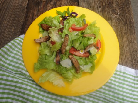 Bunter Salat mit Hühnerbruststreifen -  (Foto: Manuela Pichler - Nicht zur freien Verwendung)