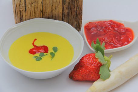Spargelsuppe mit Curry und Erdbeer-Zwiebelkompott - (Foto: Elisabeth Heidegger - Nicht zur freien Verwendung) Spargelsuppe mit Curry und Erdbeer-Zwiebelkompott - (Foto: Elisabeth Heidegger - Nicht zur freien Verwendung)