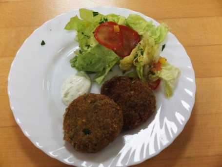 Kräuterlaibchen mit Dipsauce und Salat -  (Foto: Resy Strasser - Nicht zur freien Verwendung)