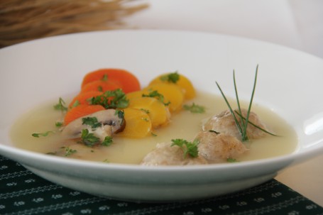 Eingemachte Hühnersuppe mit Bröselknödel -  (Foto: Elisabeth Heidegger - Nicht zur freien Verwendung)