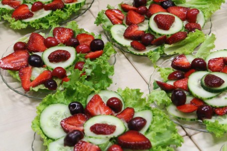 Gurkensalat mit Erdbeeren und Kirschen -  (Foto: Cilli Geißegger - Nicht zur freien Verwendung)