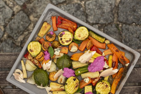 Ofenwurzeln - Buntes (Grün, Orange, Gelb) Gemüse auf einem Blech, dekoriert mit Kräutern (Foto: Tobias Schneider_Lenz - Nicht zur freien Verwendung)