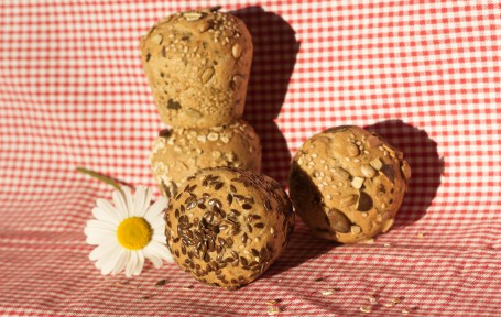 Bunte Brotmuffins - 4 Stück kleines Gebäck in Form von Muffins schön platziert auf einem rot/weiß karriertem Deckerl und einer Margarite im Hintergrund (Foto: Romana Schneider-Lenz - Nicht zur freien Verwendung) Bunte Brotmuffins - 4 Stück kleines Gebäck in Form von Muffins schön platziert auf einem rot/weiß karriertem Deckerl und einer Margarite im Hintergrund (Foto: Romana Schneider-Lenz - Nicht zur freien Verwendung)