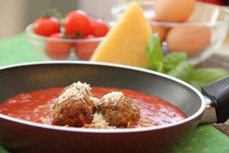 Fleischknödel mit Käse in Tomatensauce -  (Foto: Elisabeth Heidegger - Nicht zur freien Verwendung)