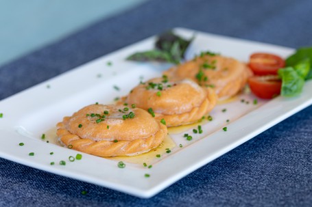 Tomaten-Mozzarella Nudeln - Auf einem weißen rechteckigem Teller liegen 3 faustgroße leicht rötliche (Foto: VrK/Achim Mandler Photography - Nicht zur freien Verwendung)