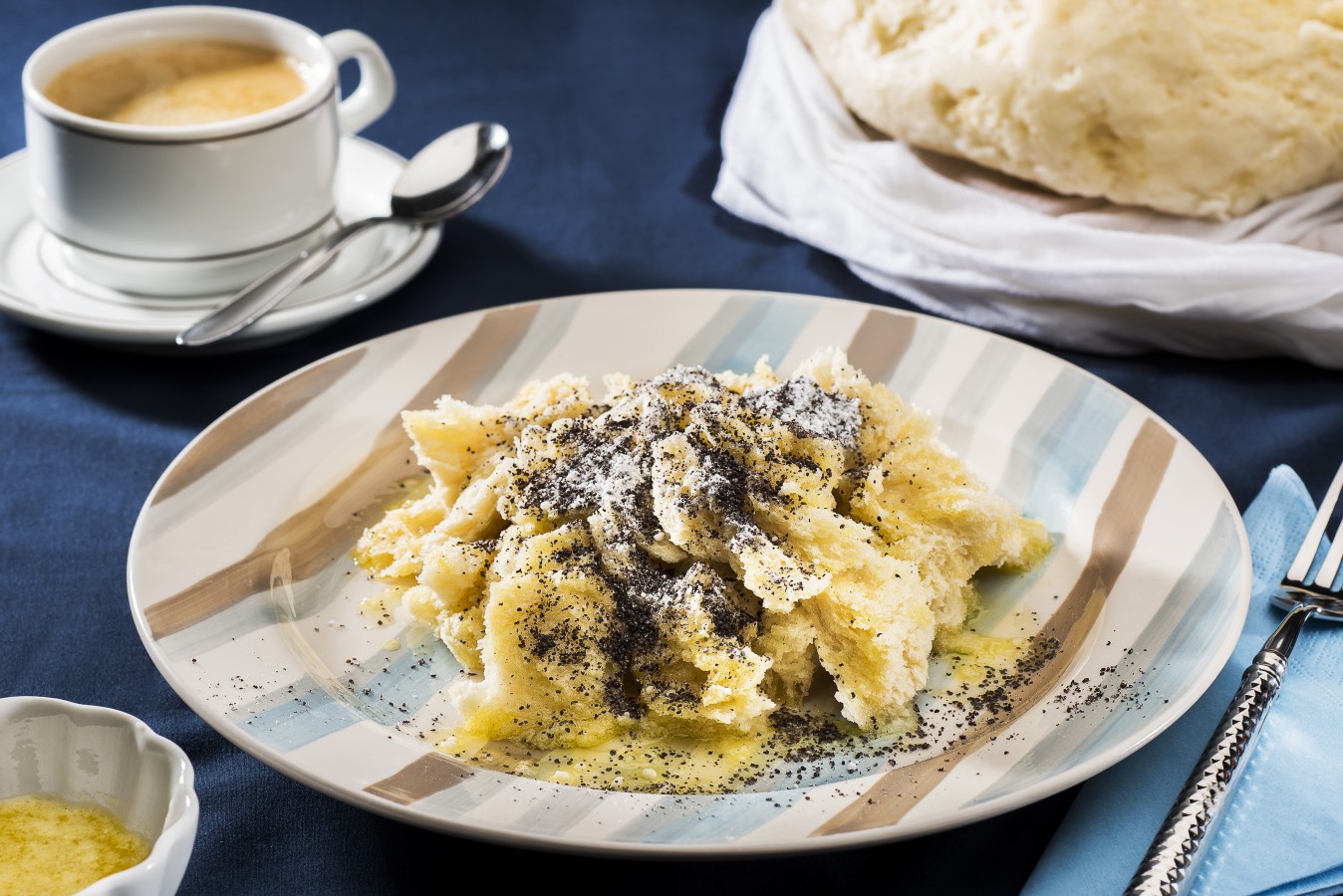 Dampfnudeln mit Mohn und Zucker - Regionale Rezepte